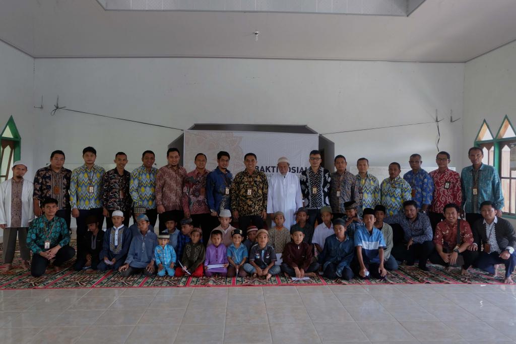 Foto bersama Kepala KPP Pratama Baubau beserta keluarga besar Panti Asuhan Al-Marhamah