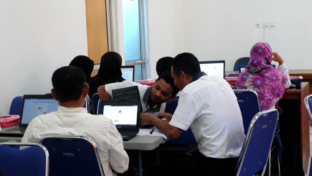 Peserta bimtek sedang mempraktekkan materi yang sudah disampaikan