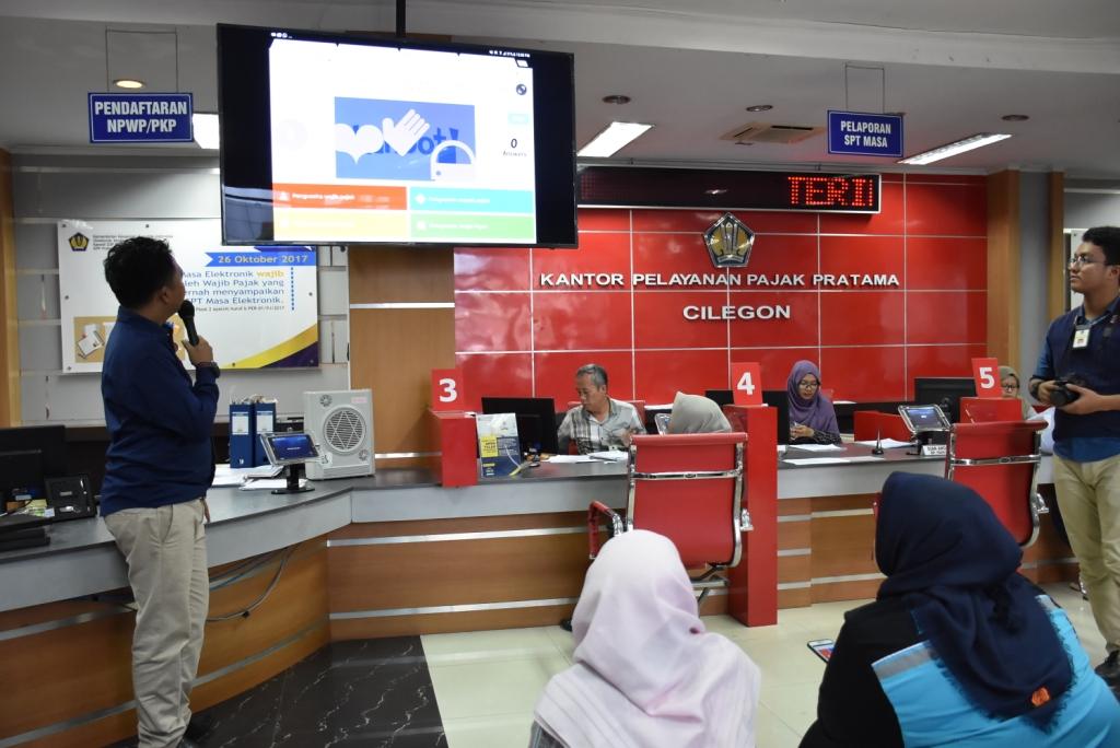 Arief Hidayat Adam (AR) memandu dalam permainan kahoot