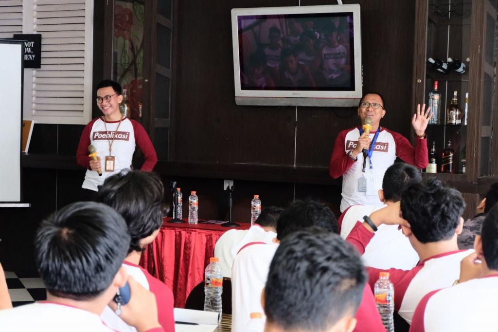 Narasumber memberikan pengarahan materi mengenai pembuatan artikel dan berita