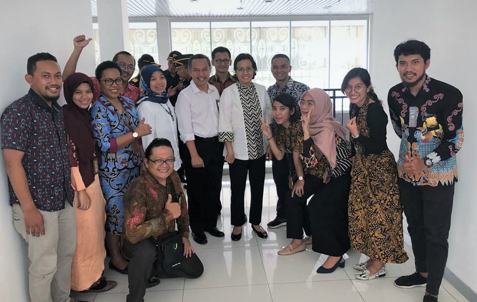 Menteri Keuangan berfoto bersama tim dari Kanwil DJP Papua dan Maluku di Pos Lintas Batas Negara (PLBN) Skouw, Jayapura-Papua