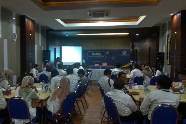 Nanik Triwahyuningsih, Kepala Seksi Bimbingan Penyuluhan dan Pengelolaan Dokumen Kanwil DJP Jawa Timur II mengisi sesi terakhir. Nanik mengharapkan setelah acara ini fasilitator bisa menghubungi universitas di wilayah kerjanya guna meyakinkan dosen akan pentingnya Inklusi Kesadaran Pajak. Selanjutnya bisa membantu para dosen untuk membuat rancangan pembelajaran dan memastikan program ini sudah berjalan paling lambat kwartal terakhir tahun 2018.