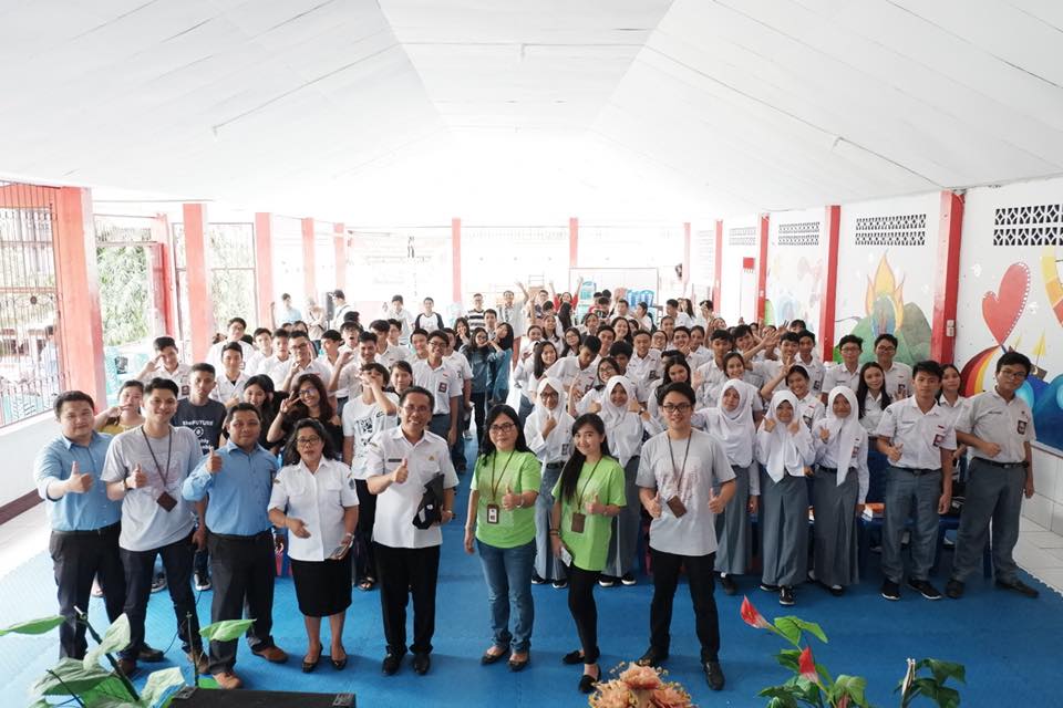 Foto Bersama Pemateri dair Kanwil DJP Sulutenggomalut, BDK Manado dan SMA Negeri 9 BINSUS MANADO