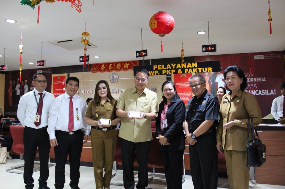 Foto bersama setelah melakukan pelaporan e-filing