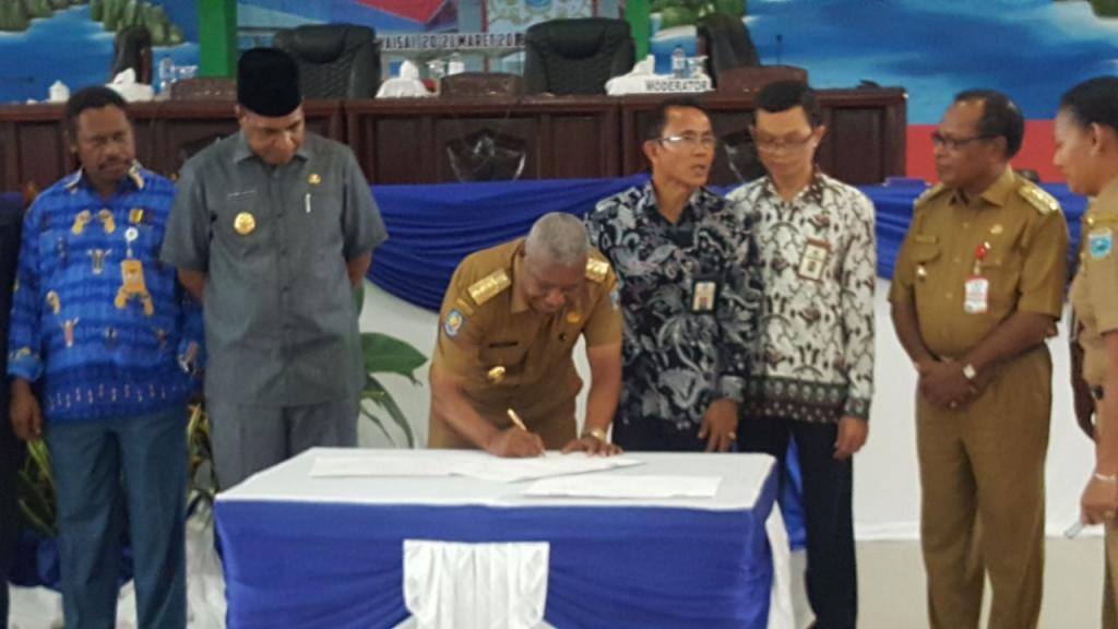 Gubernur Papua Barat sedang menandatangani Piagam Pencanangan Zona Integritas