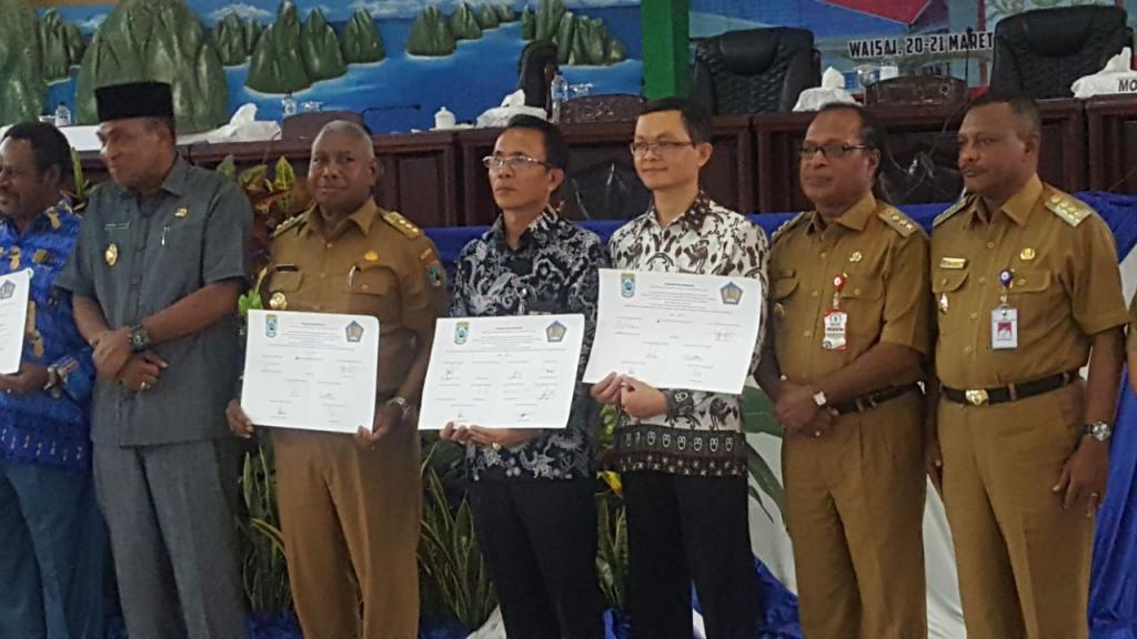 Gubernur beserta Kepala KPP Pratama Manokwari dan Sorong berfoto bersama