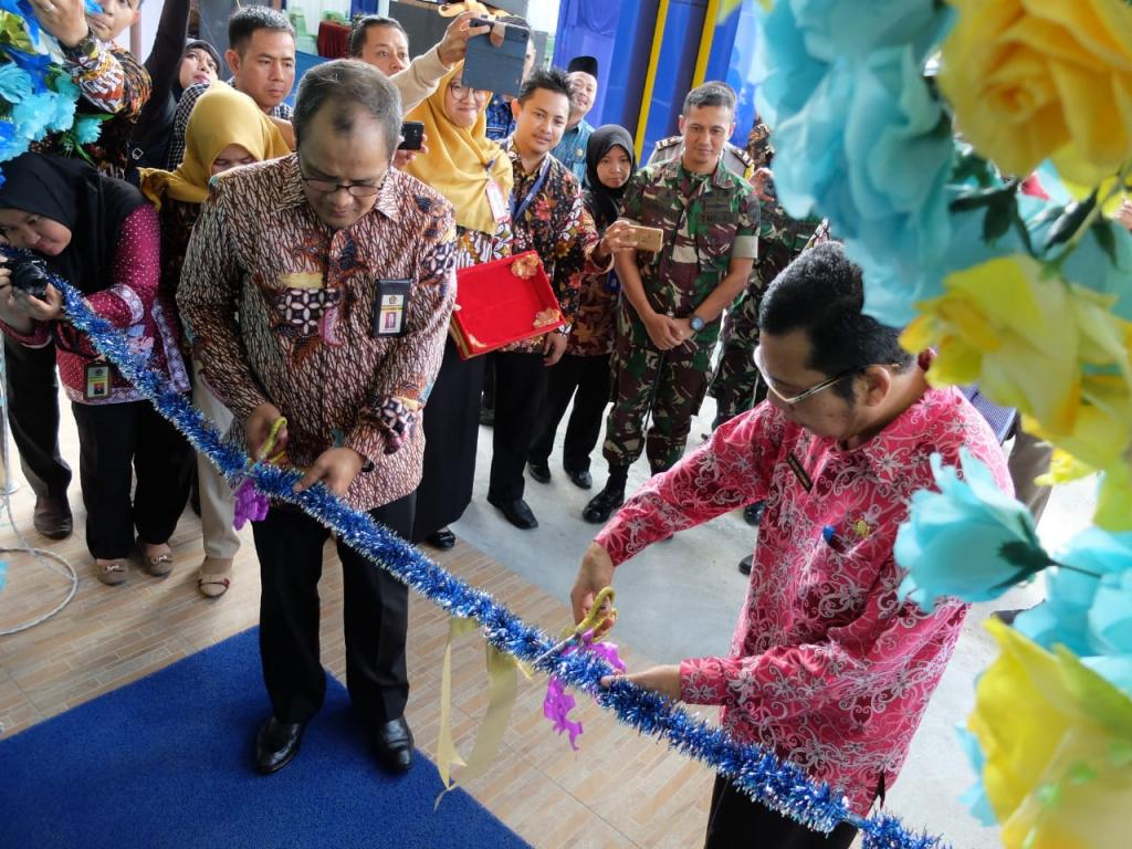 Peresmian KPP Pratama Sintang Ditandai dengan penguntingan pita oleh Henri Harahap dan Slamet Sutantyo