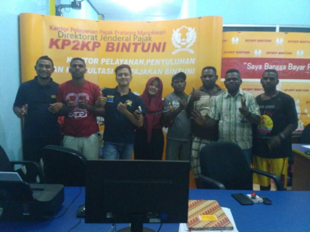 Bersama dengan wajib pajak hingga malam hari.