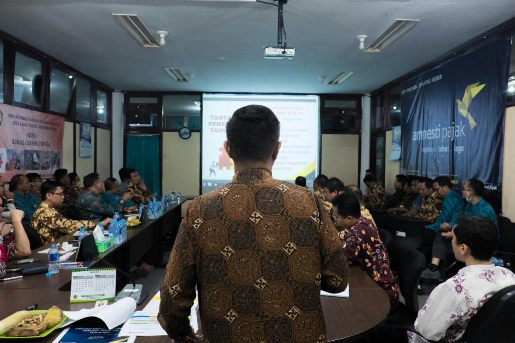 Kepala KPP Pratama Tanjung Redeb, Immanuel Ambarita membuka acara di depan seluruh pegawai.