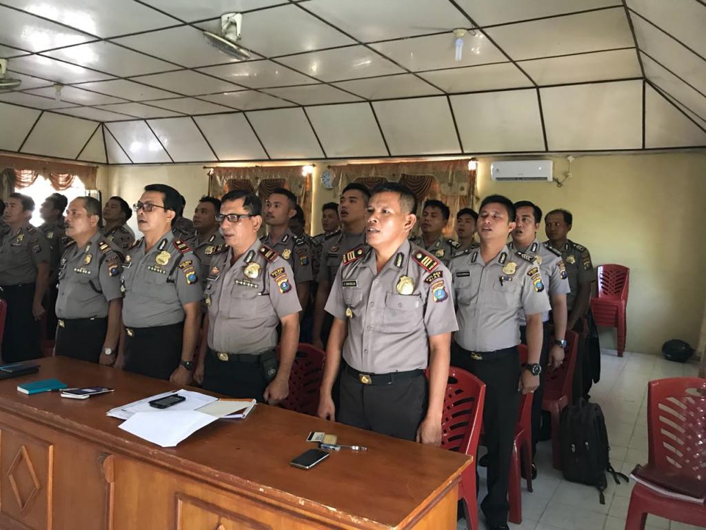 Peserta Edukasi Pelaporan SPT Melalui E-filing menyanyikan lagu kebangsaan Indonesia Raya