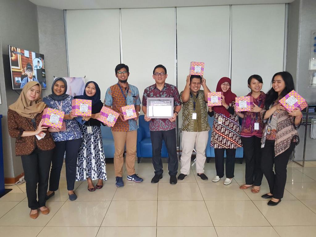 Foto bersama Seksi Pelayanan dengan piagam dan bingkisan