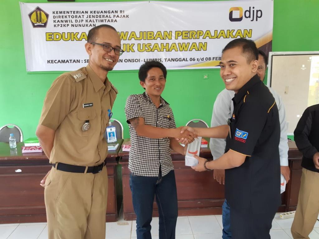 pemberian souvenir kepada peserta yang aktif dalam kegiatan edukasi perpajakan