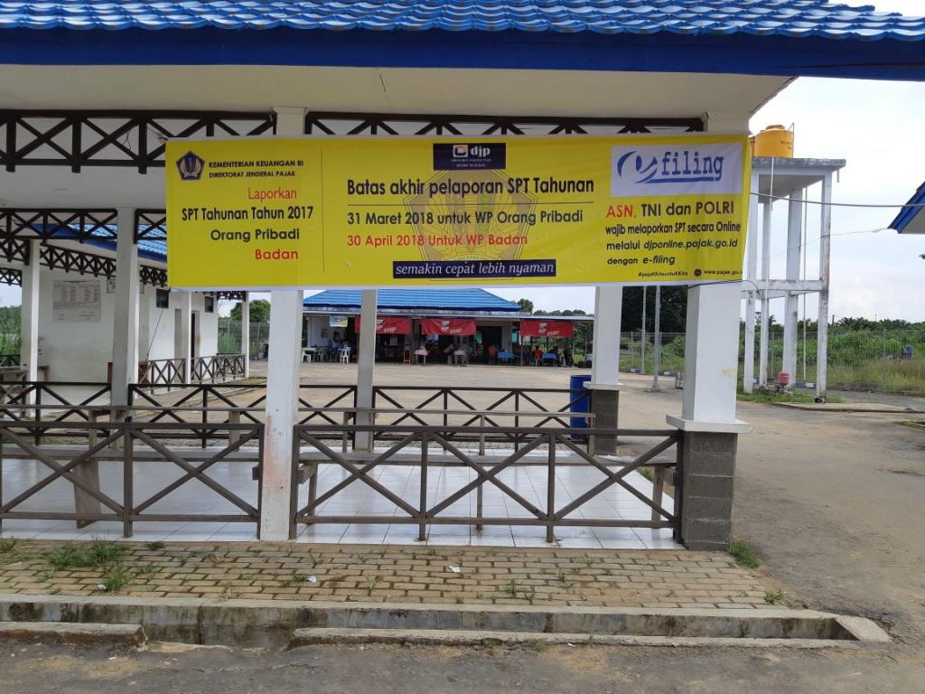 Pemasangan Spanduk di Pelabuhan Pembeliangan Sebuku