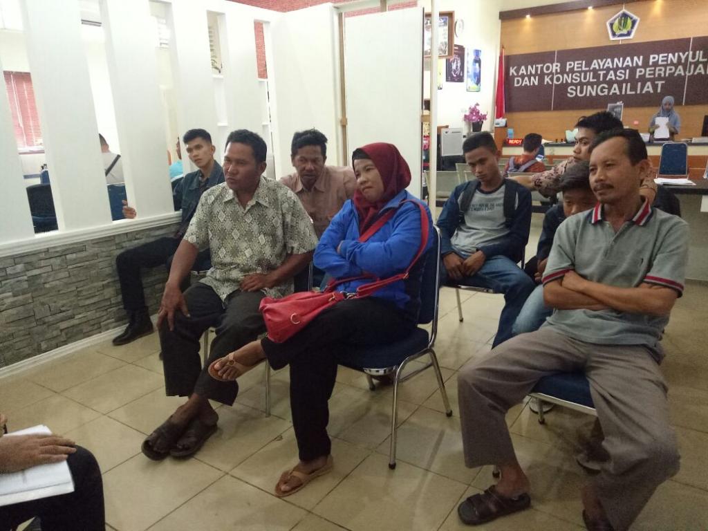 Para wajib pajak sedang memperhatikan pemberian edukasi dari petugas