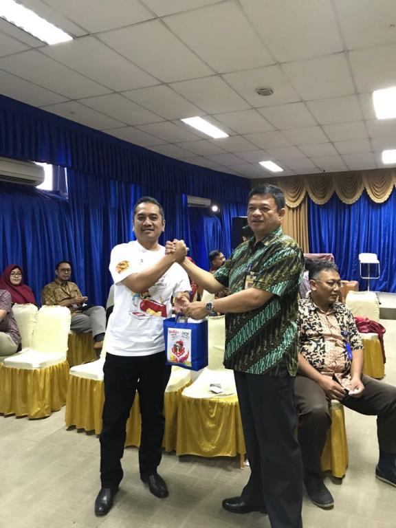 Kepala Kantor KPP Jakarta Mampang Prapatan memberikan cinderamata kepada Kepala Kantor KPP Jakarta Tebet