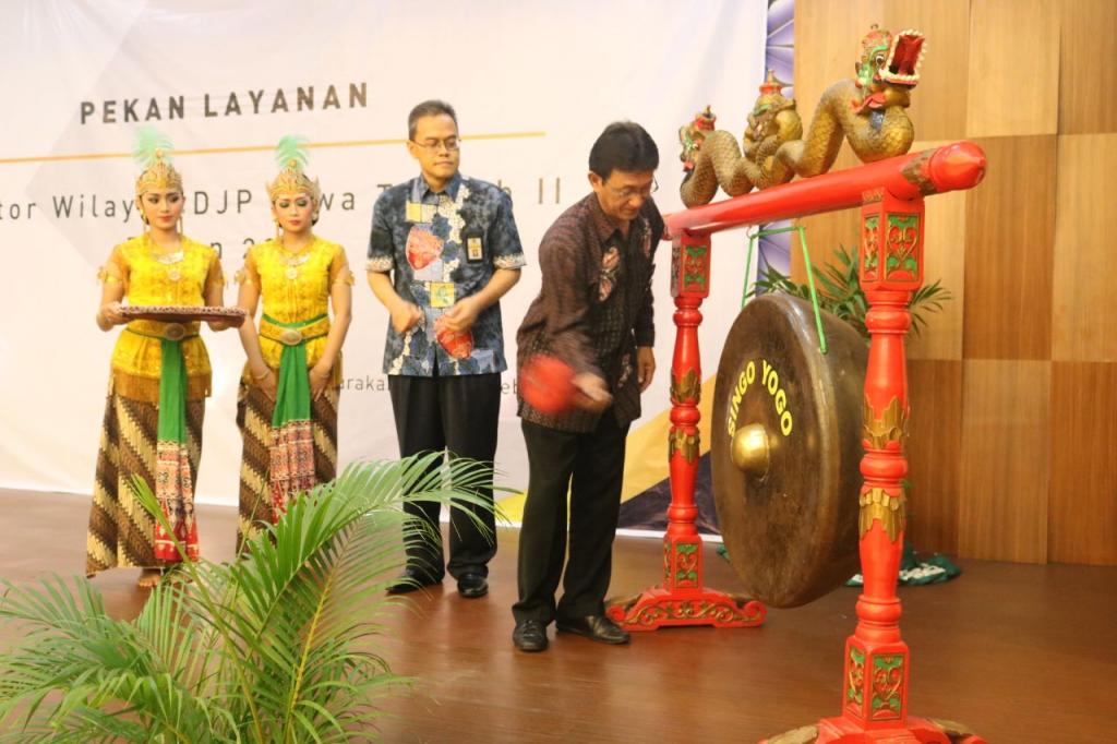 Pemukulan Gong sebagai tanda dimulainya pekan layanan