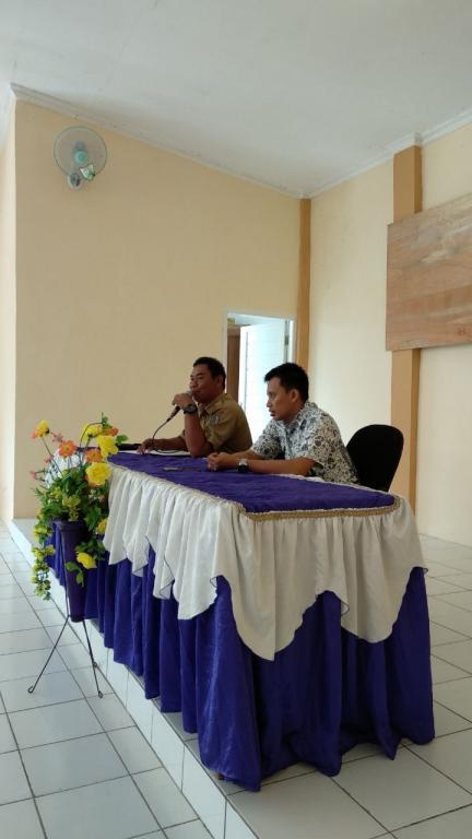 Pembukaan acara Dialog Terbuka oleh Sekcam Muara Samu, Dani