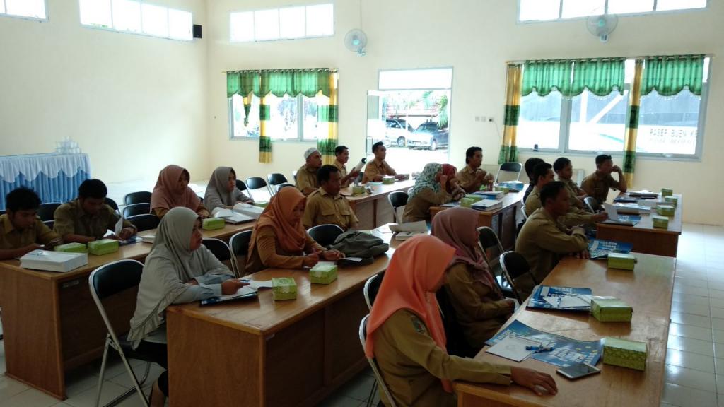 Peserta menyimak materi yang disampaikan