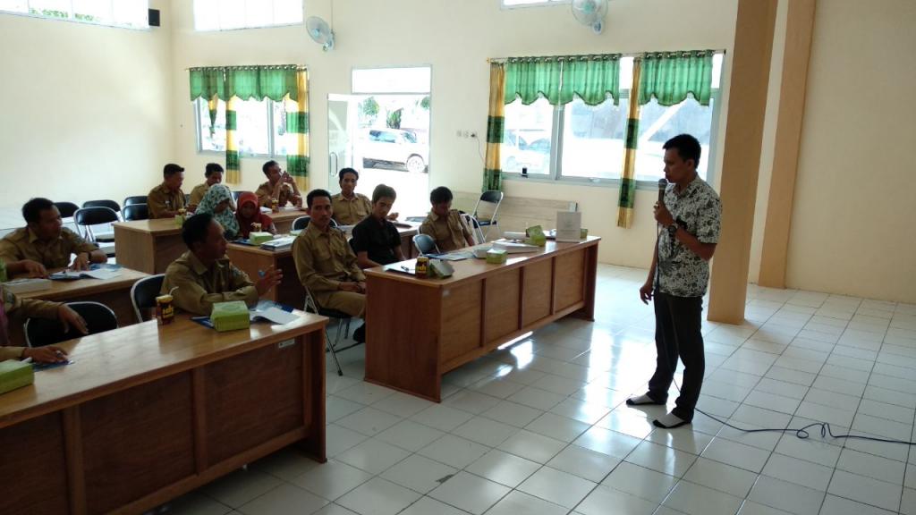 Pemateri mendengarkan pertanyaan dan masukan dari Bendahara Desa