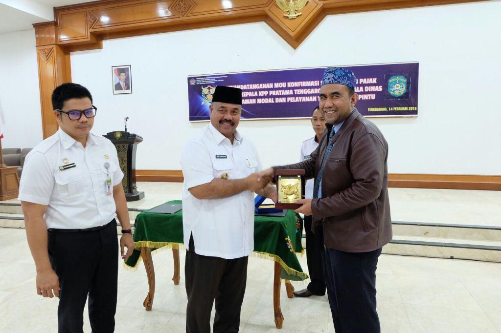 Penyerahan piagam MoU Konfirmasi Status Wajib Pajak.