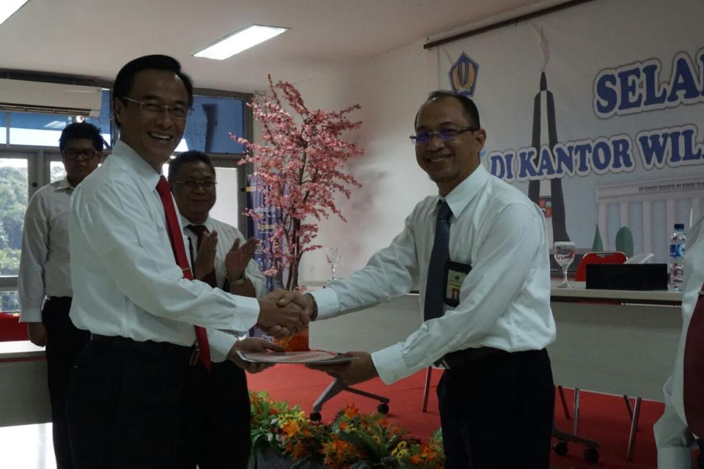 Pengukuhan kepada Tri Wibowo selaku Kepala KPP Pratama Depok Sawangan