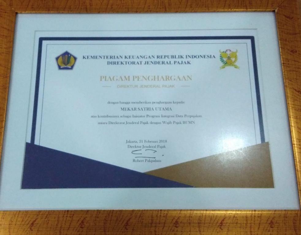 Piagam penghargaan dari Dirjen Pajak untuk Kakanwil DJP Wajib Pajak Besar