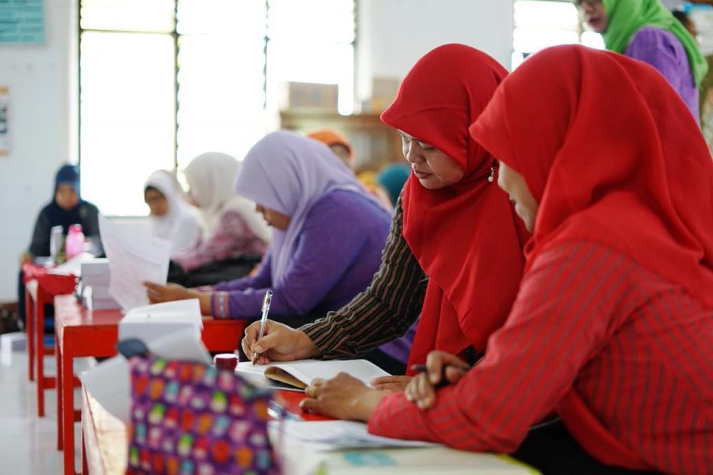 Para pengajar TK dan PAUD khusyuk mengisi SPT Tahunan