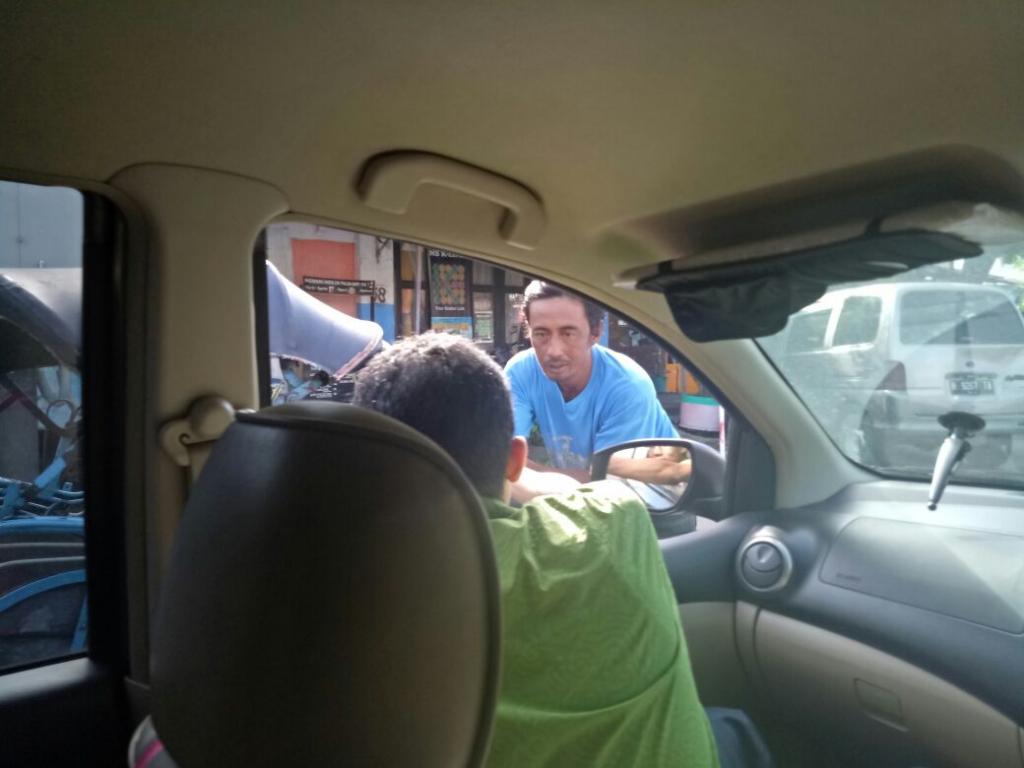 Tim Nasi Bungkus in action dalam kepadatan lalin di Semarang