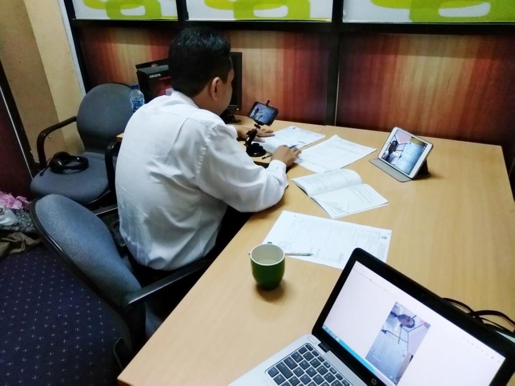 Sesi Penyuluhan berlangsung di ruang Triple One KPP Pratama Gresik Utara dengan teknologi yang telah disiapkan sebelumnya.