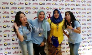 Mbok Dhe Pajak bersama para petugas Gerai SPT Tahunan