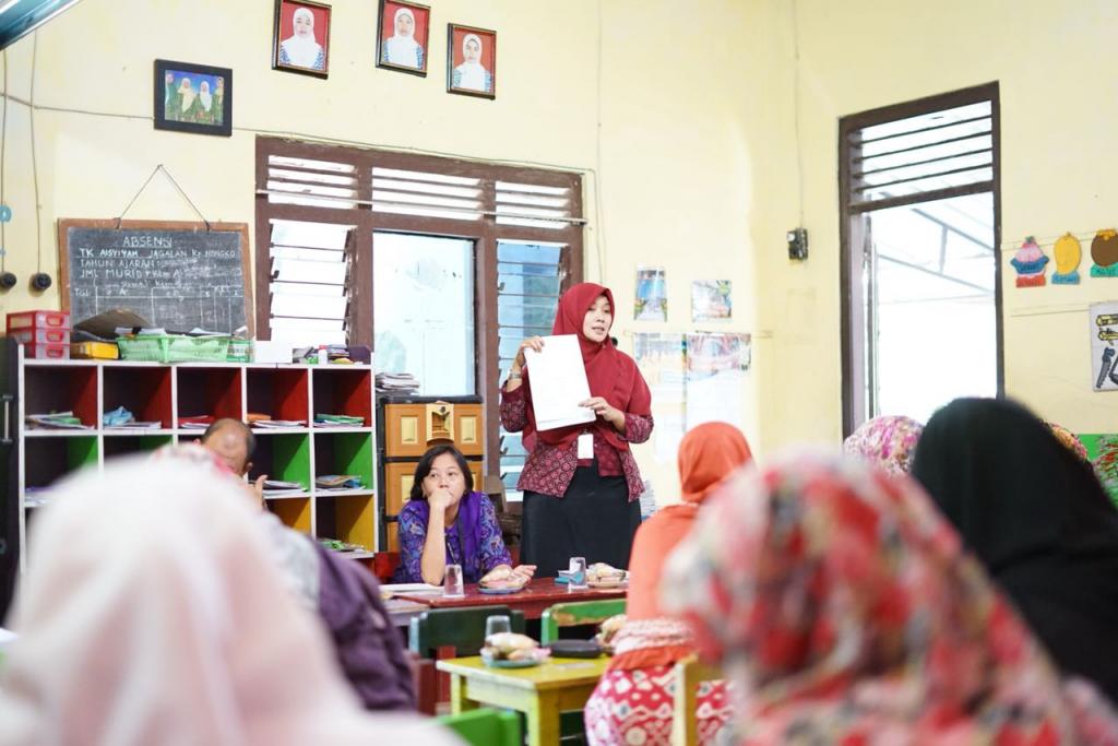 Sri Mulyani, pemateri sosialisasi, menjelaskan pengisian SPT Tahunan