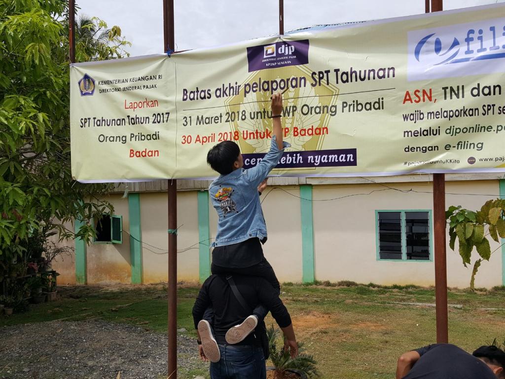 Proses Pemasangan Spanduk di Pelabuhan Binalawan
