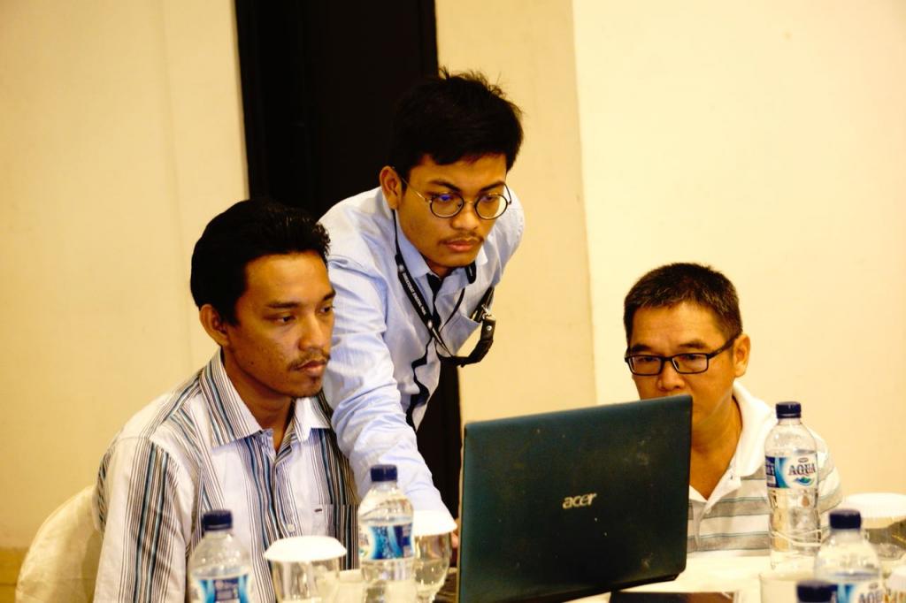 Pemateri menyampaikan materi