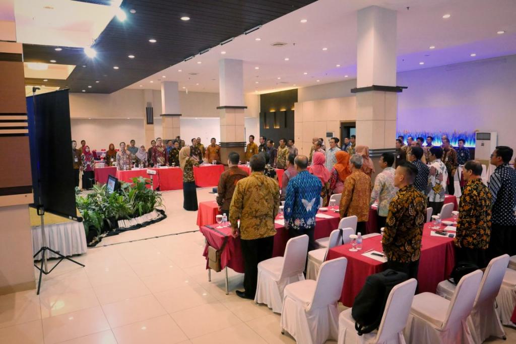 Peserta menyanyikan Lagu Indonesia Raya bersama-sama.