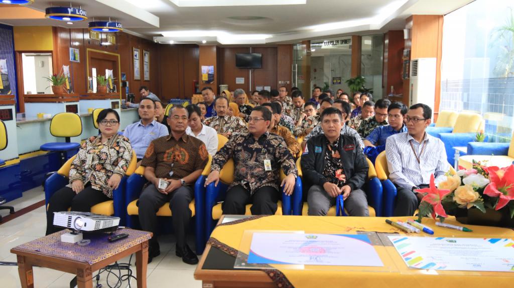 Pegawai dan perwakilan wajib pajak KPP PMA Enam mengikuti acara Pencanangan Zona Integritas