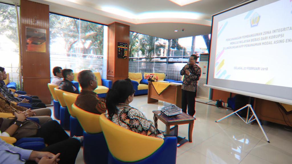 Kepala KPP PMA Enam, Ramos Irawadi menjelaskan mengenai Pencanangan Zona Integritas