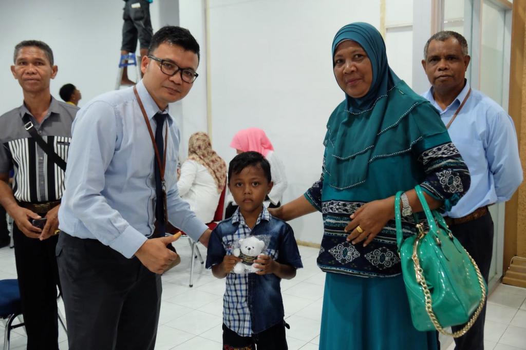 Perwakilan KPP Pratama Baubau Menyerahkan Hadiah Kepada Wajib Pajak