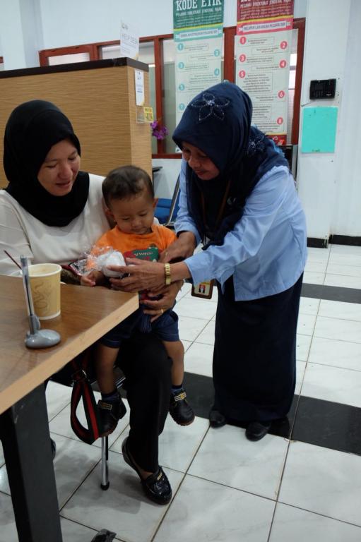 Perwakilan KPP Pratama Baubau Menyerahkan Hadiah Kepada Wajib Pajak