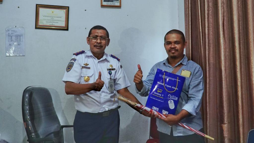 Perwakilan Tim Penyuluh KP2KP Raha Berfoto Bersama Kepala Bandara Sugimanuru