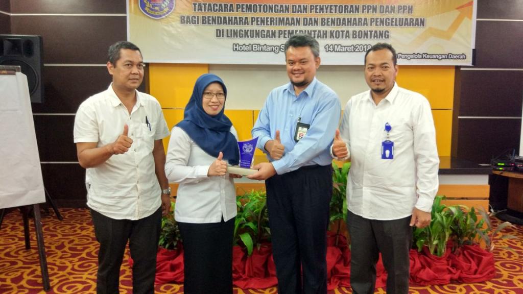 Pemberian Penghargaan Kepada Bendahara Terpatuh 2017