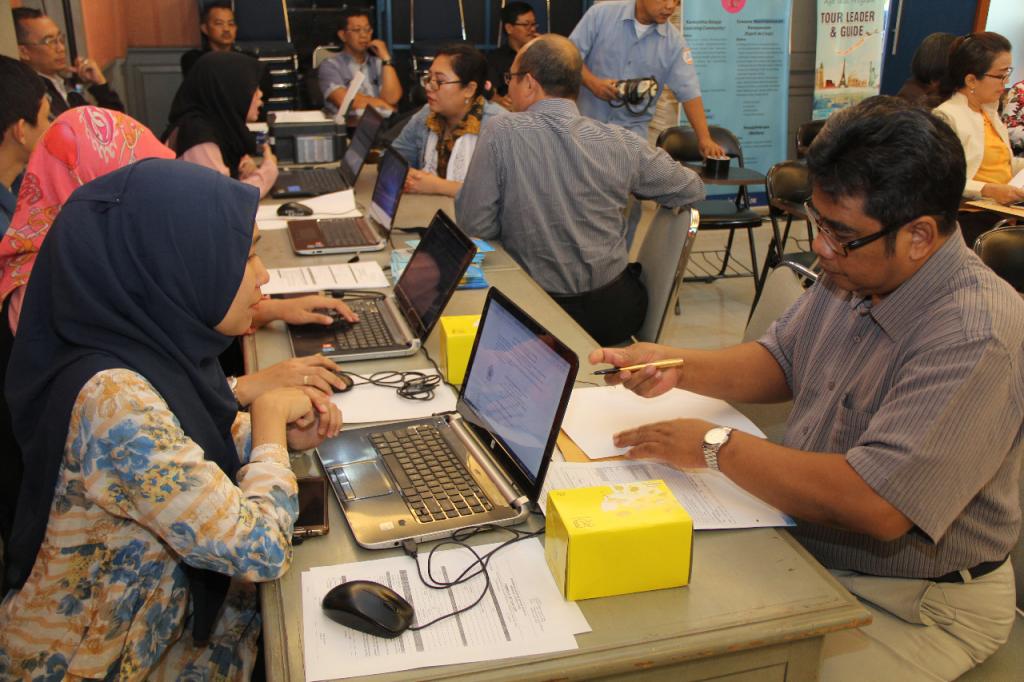 Asistensi pengisian e-Filing oleh petugas pajak