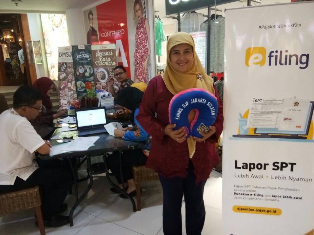 Peserta pojok pajak di Plaza Kalibata