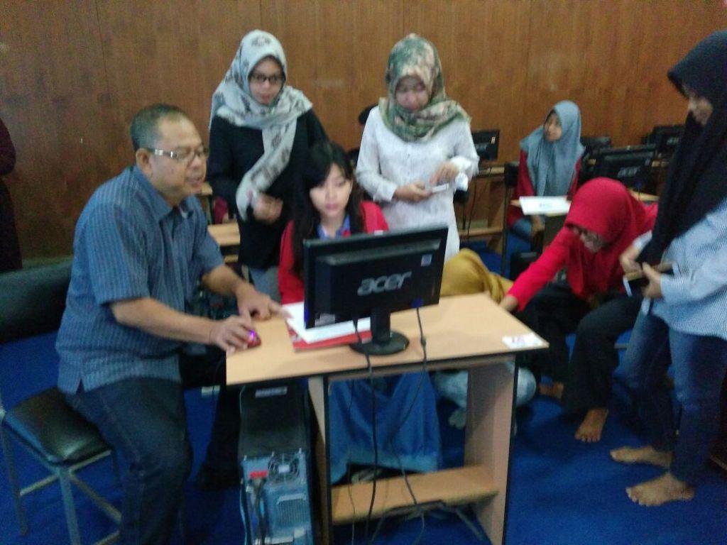 Dosen dan mahasiswa peserta Pelatihan mempraktekkan pengisian SPT dengan e-filling