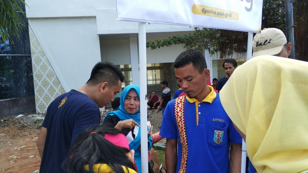 Petugas Pojok Pajak KP2KP Baradatu sedang memberikan penjelasan kepada Wajib Pajak terkait tata cara pengisian dan pelaporan SPT Tahunan PPh melalui <em>e-filing</em>.