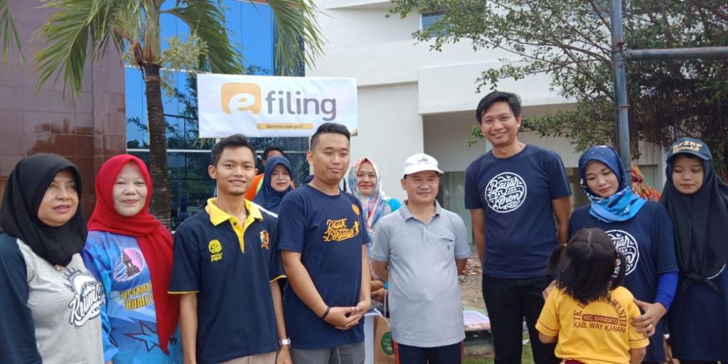 Kepala KP2KP Baradatu, Sekretaris Daerah dan Inspektur Kabupaten Way Kanan, dan pegawai KP2KP Baradatu, berfoto bersama setelah melakukan senam bareng.