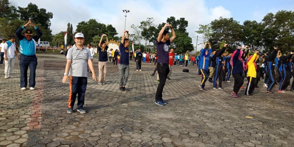 Kepala KP2KP Baradatu, Muhammad Marthadiansyah, dan Sekretaris Daerah Kabupaten Way Kanan, Saipul, melakukan senam bersama dengan para ASN di lingkungan Pemda Kabupaten Way Kanan