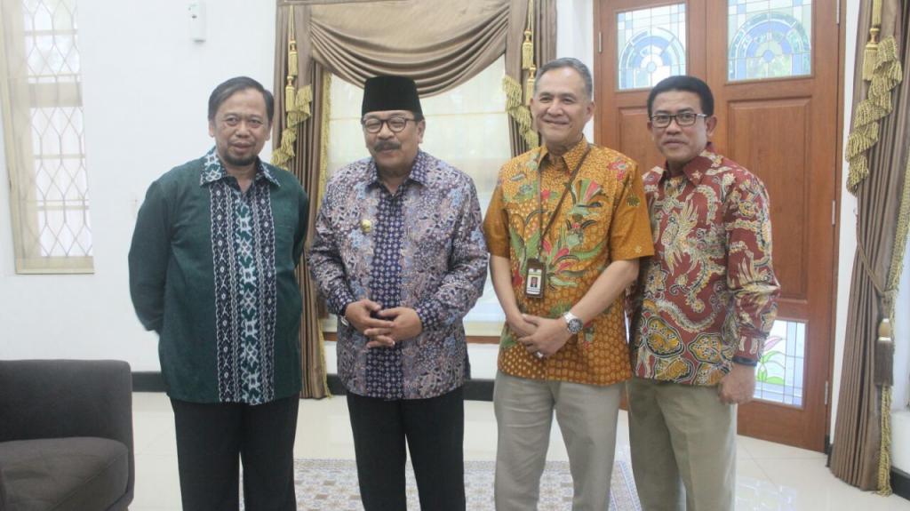 Gubernur Jawa Timur bersama Kakanwil DJP Jawa Timur I, II, dan III
