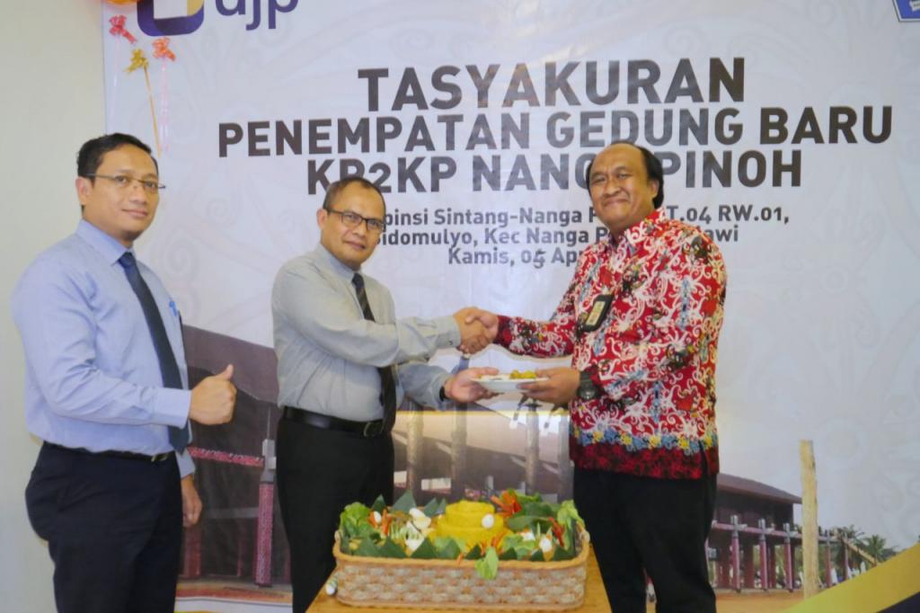 Pemotongan Tumpeng oleh Kakanwil DJP Kalbar, Kepala KPP Pratama SIntang, dan Kepala KP2KP Nanga Pinoh