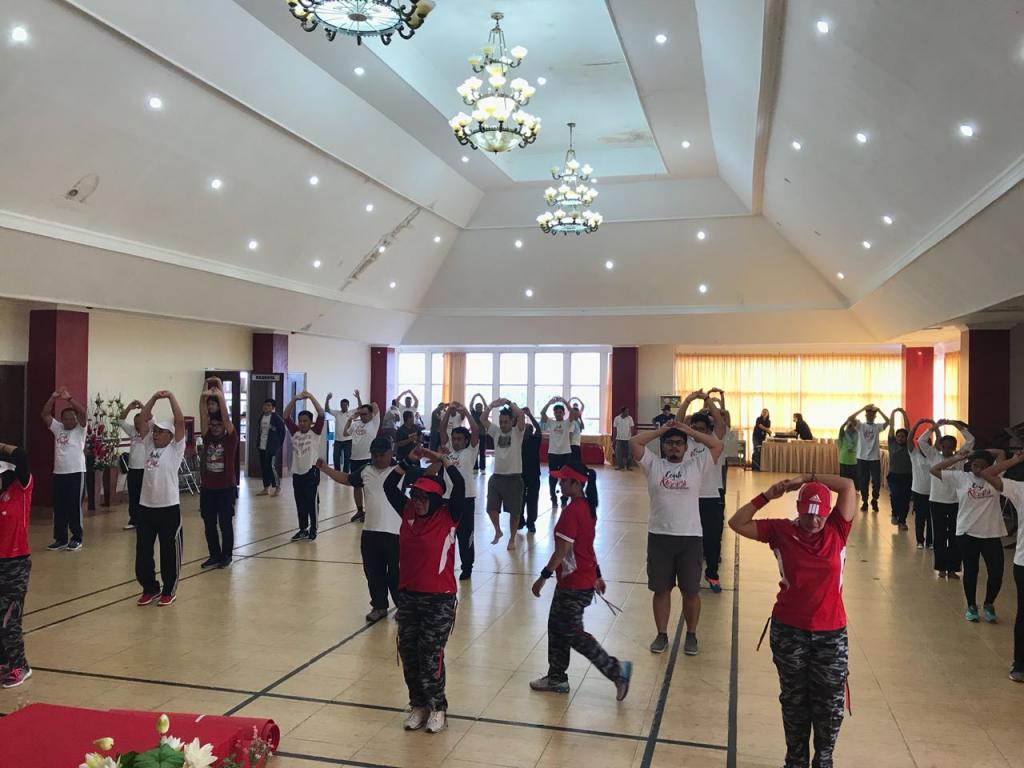 Instruktur Senam Pagi Membuat Pegawai Timika Antusias Berolahraga