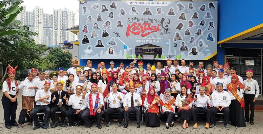 Pegawai berfoto bersama di Beranda KPP desain spesial Hari Kartini